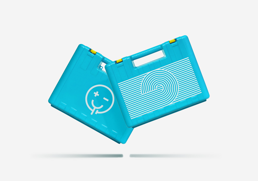 有笑臉logo的工具箱.jpg 有笑臉logo的工具箱.jpg