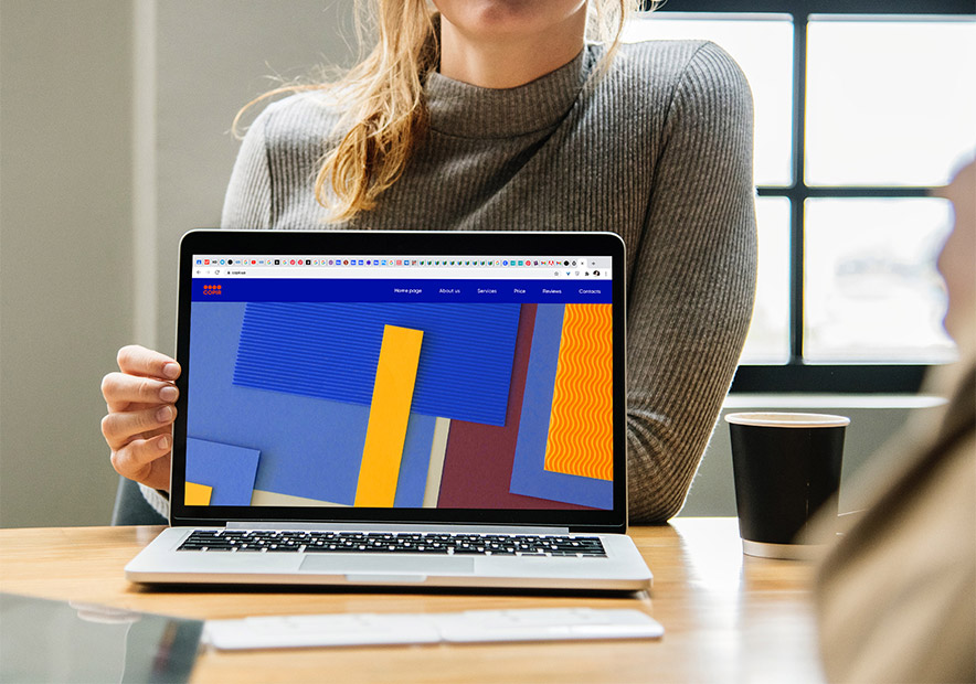 色彩艷麗的印刷網站展示在蘋果筆記本上.jpg 色彩艷麗的印刷網站展示在蘋果筆記本上.jpg